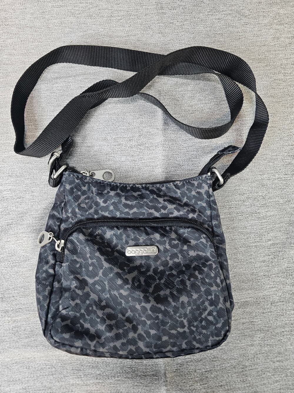 Baggallini Crossbody Bag Purse Handbag Leopard Print Multi Pockets Zip